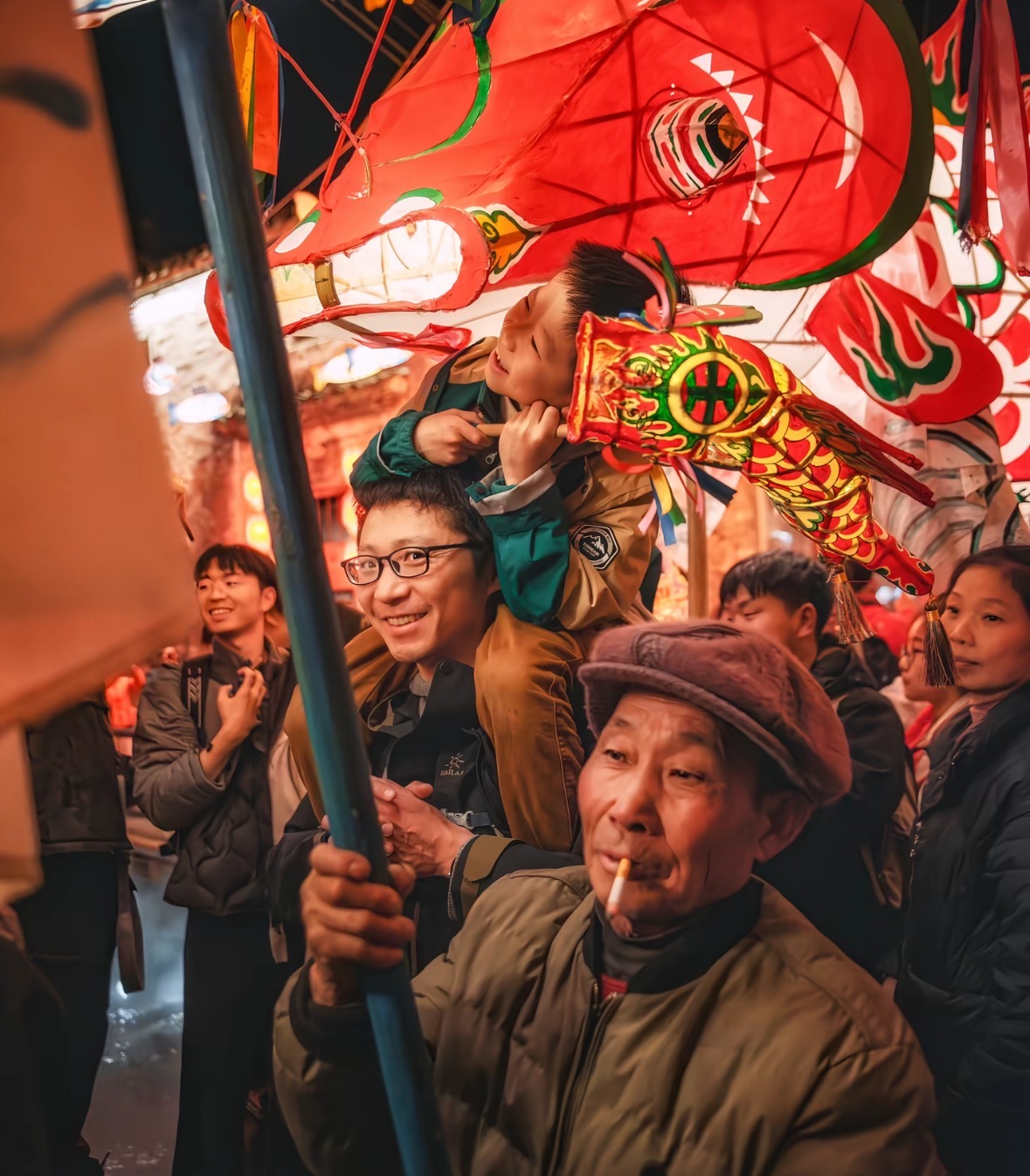 灯会中的鱼灯、父子与人群
