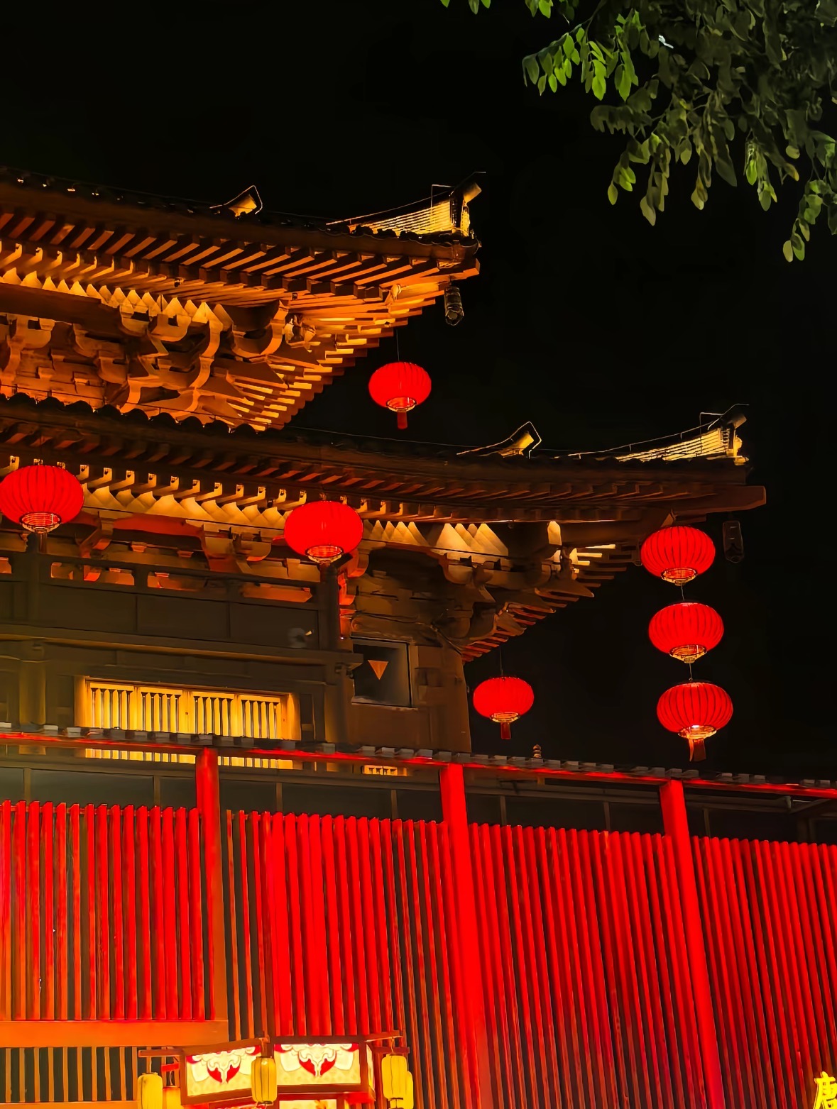 夜色中亮起暖光的传统建筑屋檐与红灯笼