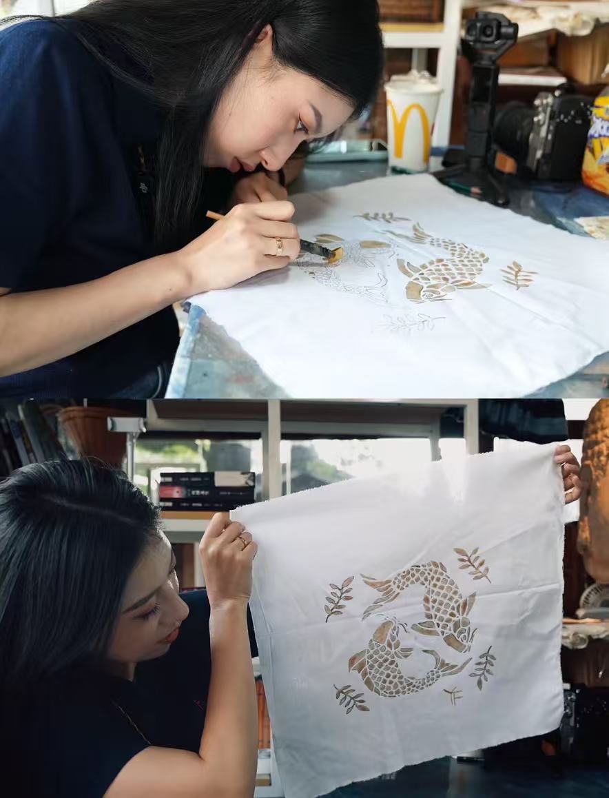 上下两幅照片展示体验者绘制鱼形织物图案和举起作品的过程