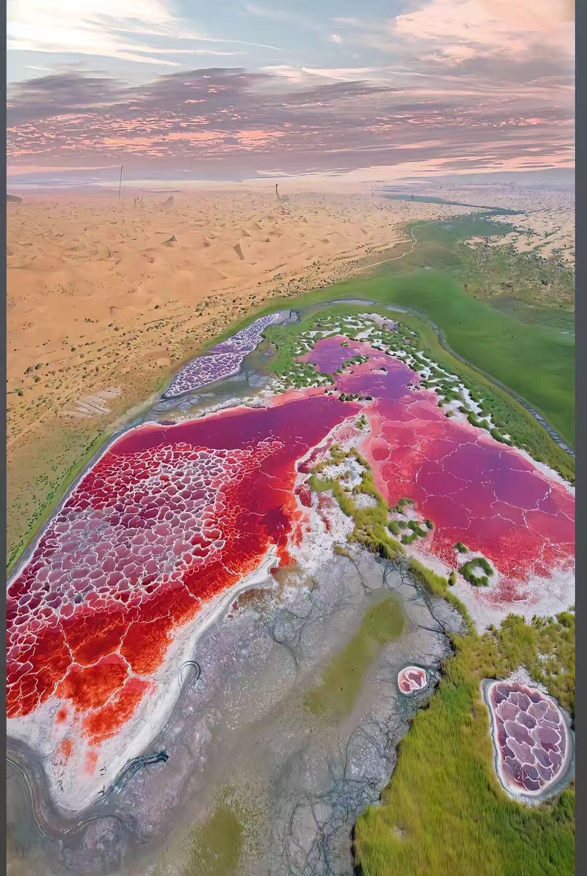 沙地之间红色与绿色交汇的湖水和白色纹理